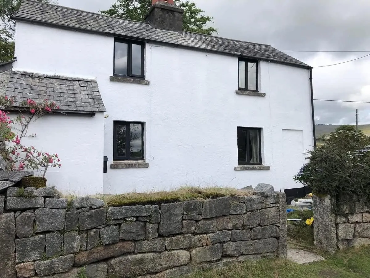 Render repair and exterior repaint of a cottage in Sennen